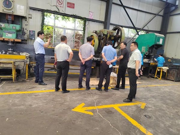 6月21日曲阜市市長蔣市長，開發(fā)區(qū)管委會(huì)谷主任，開發(fā)區(qū)孟局長領(lǐng)導(dǎo)蒞臨公司指導(dǎo)工作！